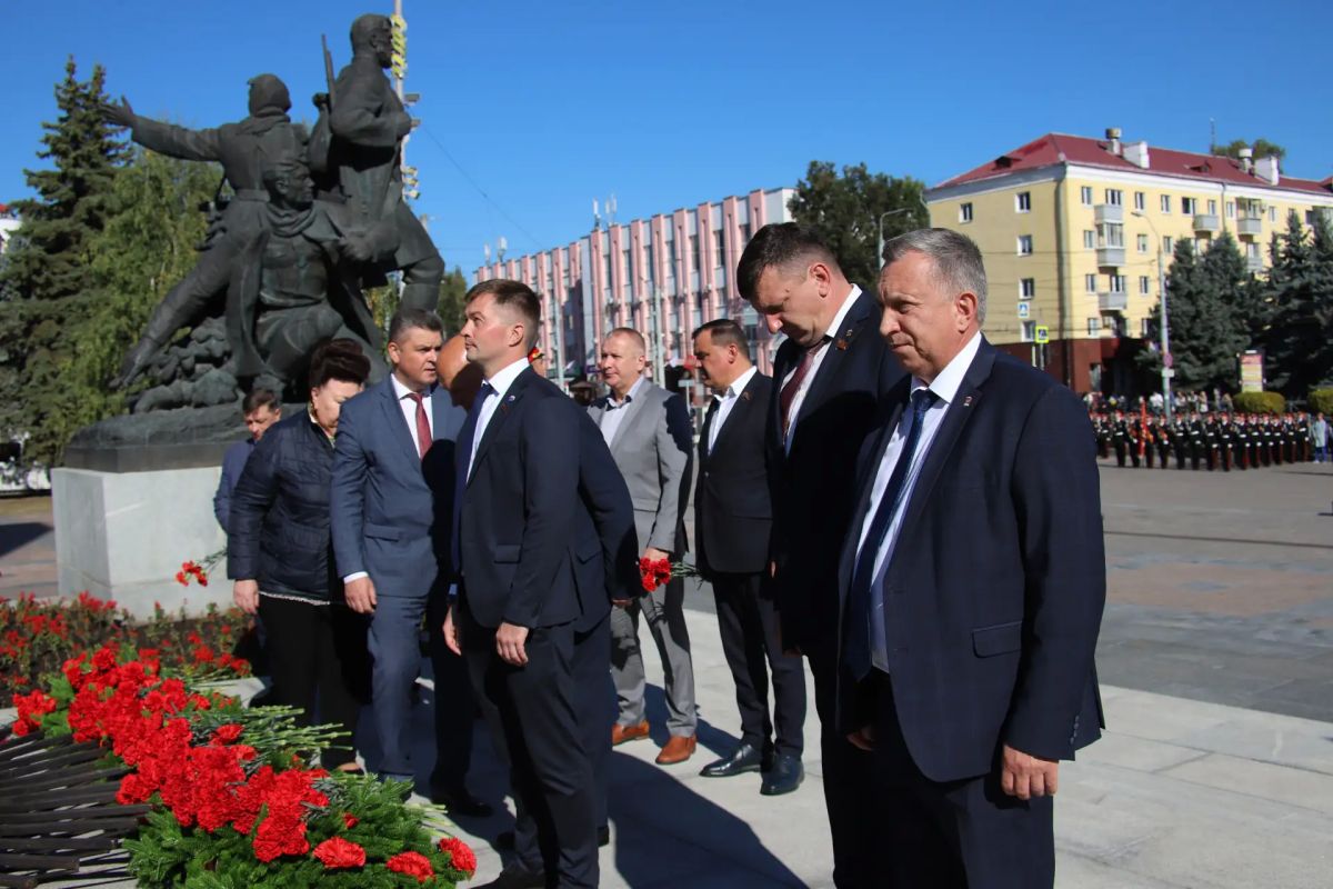 Брянские депутаты приняли участие в памятных мероприятиях Брянские депутаты приняли участие в памятных мероприятиях
