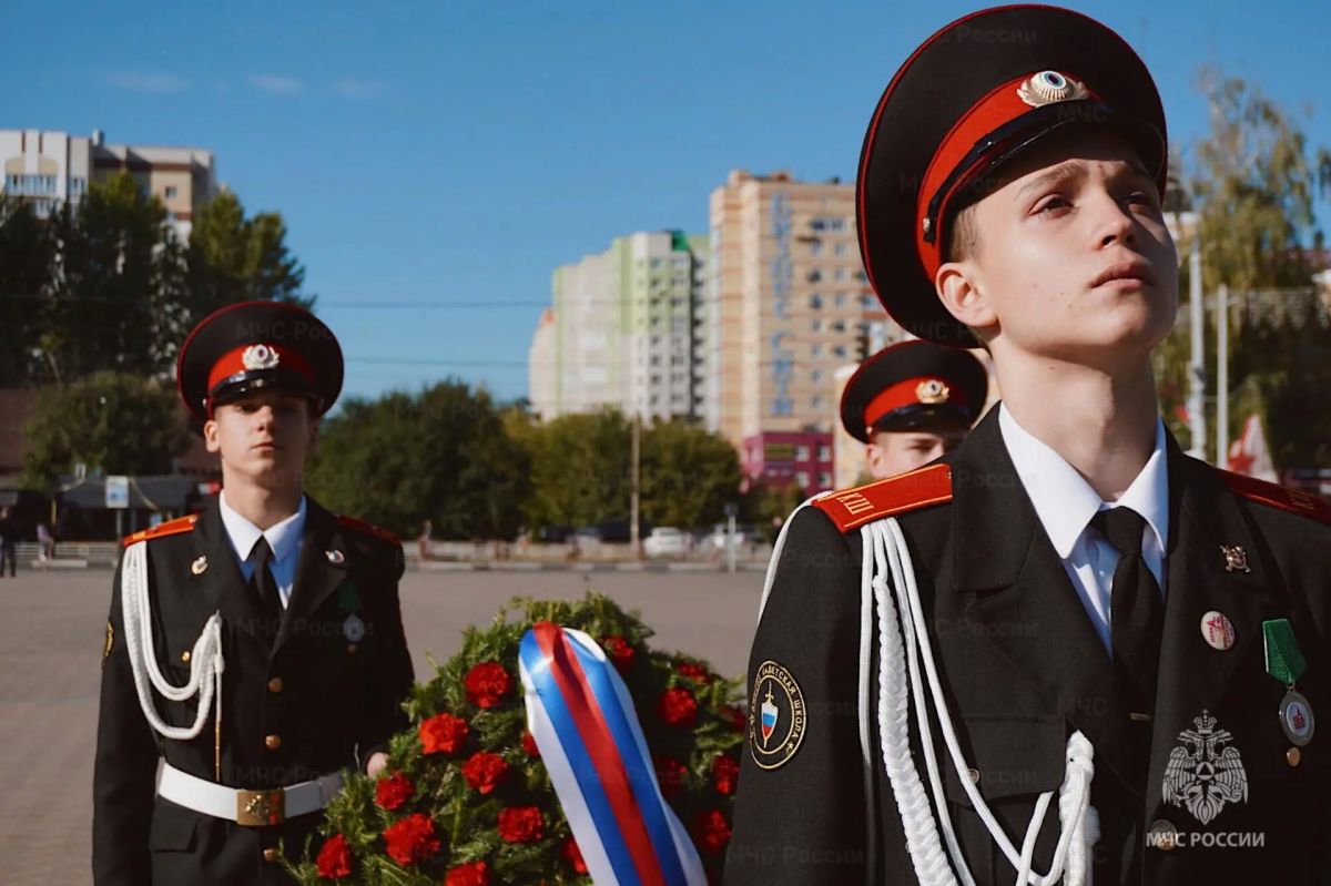 Начальник ГУ МЧС России по Брянской области почтил память героев-освободителей в День освобождения Брянщины от немецко-фашистских захватчиков Начальник ГУ МЧС России по Брянской области почтил память героев-освободителей в День освобождения Брянщины от немецко-фашистских захватчиков
