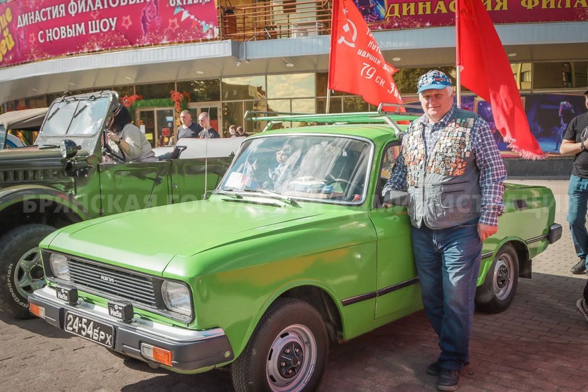 На площади Революции проходит выставка ретроавтомобилей На площади Революции проходит выставка ретроавтомобилей