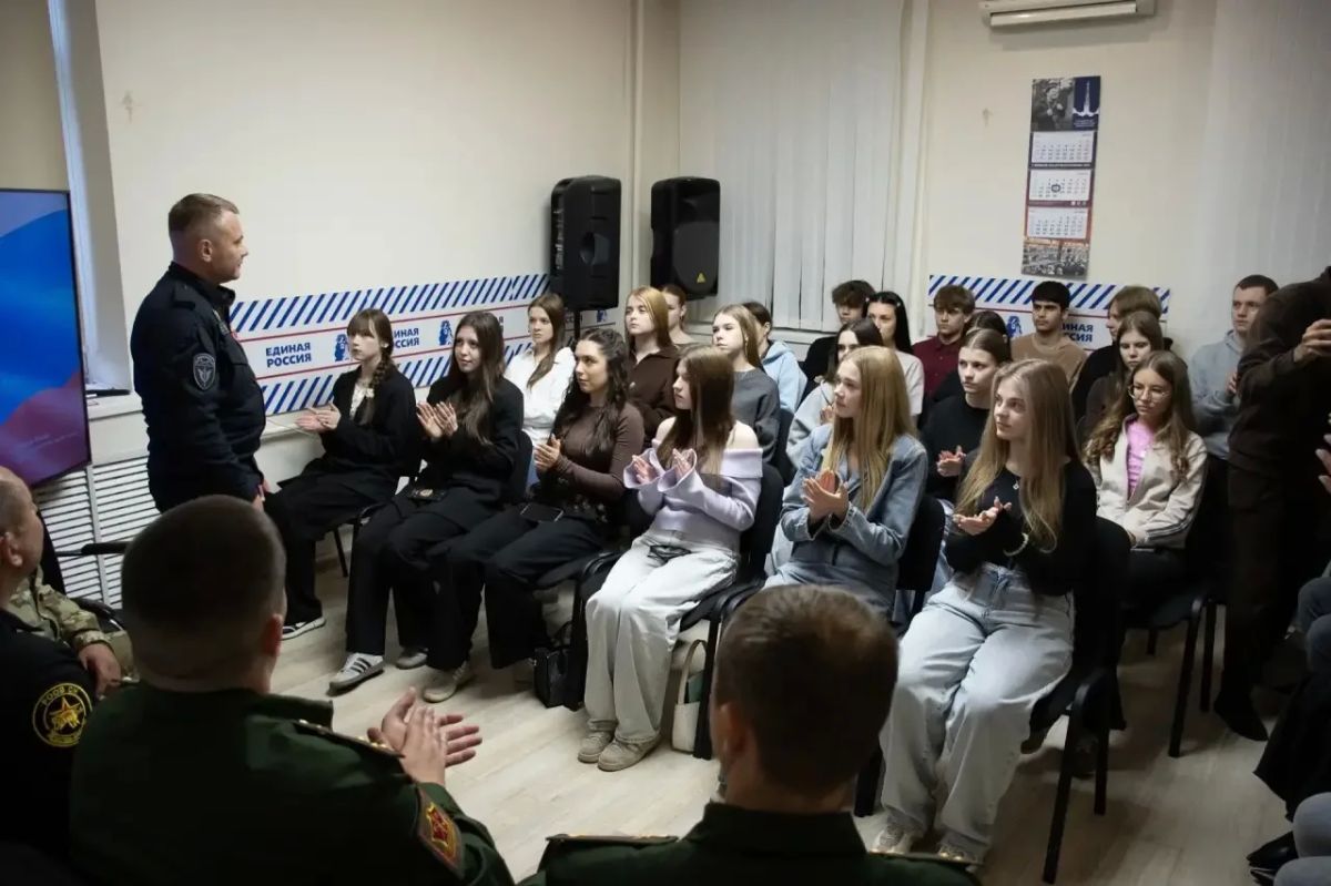 В преддверии Дня освобождения Брянщины от немецко-фашистских захватчиков на базе Штаба общественной поддержки состоялась встреча молодежи с участниками специальной военной операции В преддверии Дня освобождения Брянщины от немецко-фашистских захватчиков на базе Штаба общественной поддержки состоялась встреча молодежи с участниками специальной военной операции