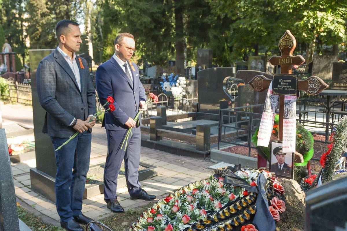 Руководители администрации города Брянска принесли цветы на могилы Героев Руководители администрации города Брянска принесли цветы на могилы Героев