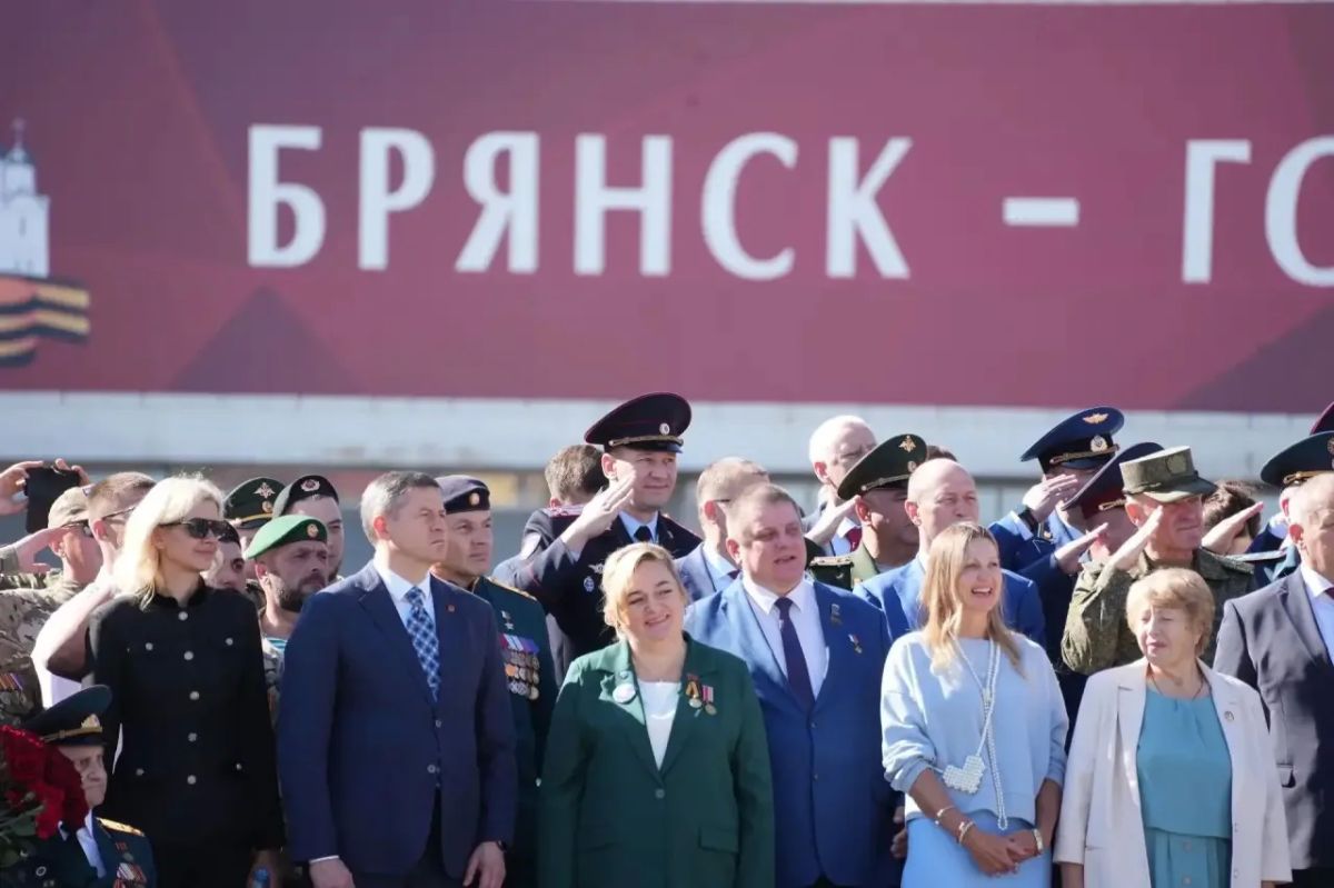 Брянские полицейские почтили память героев-освободителей Брянские полицейские почтили память героев-освободителей