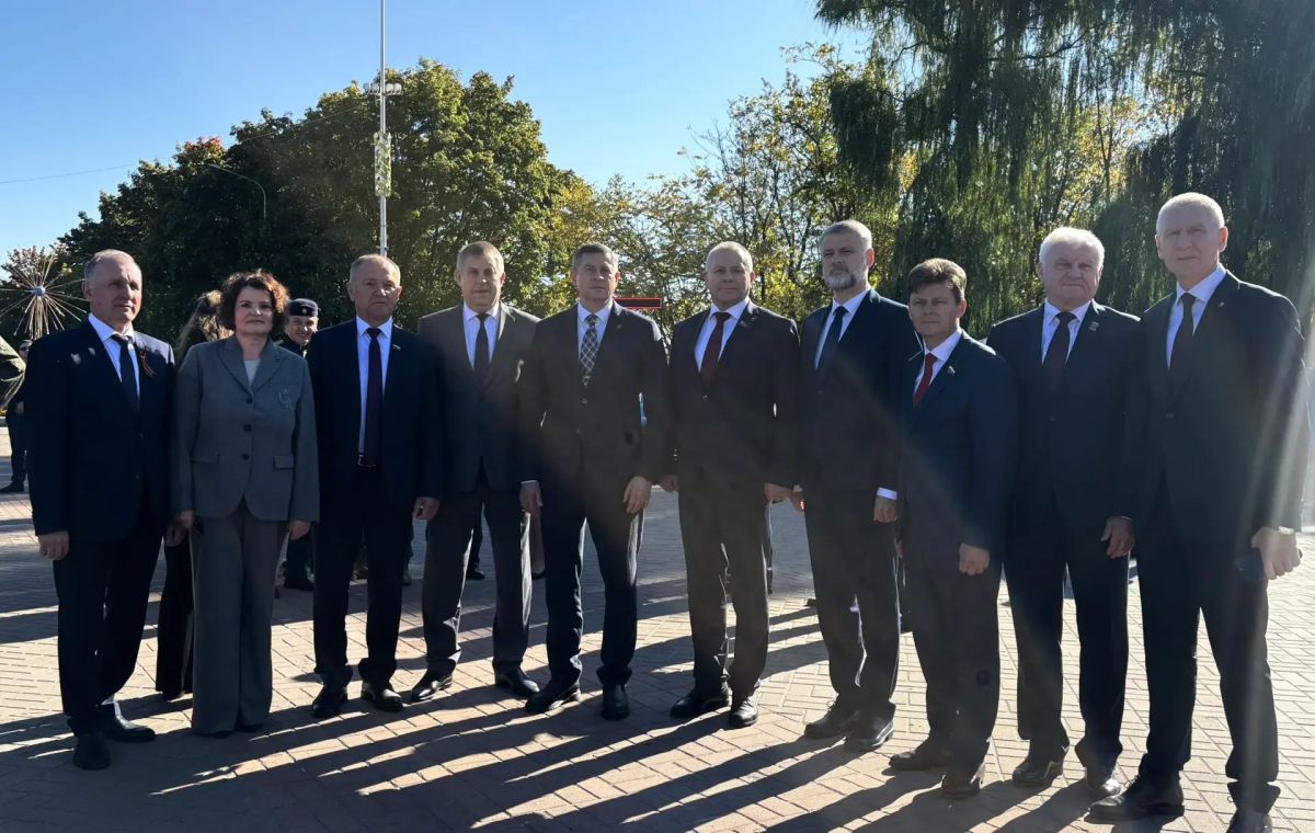 Брянские депутаты приняли участие в памятных мероприятиях Брянские депутаты приняли участие в памятных мероприятиях