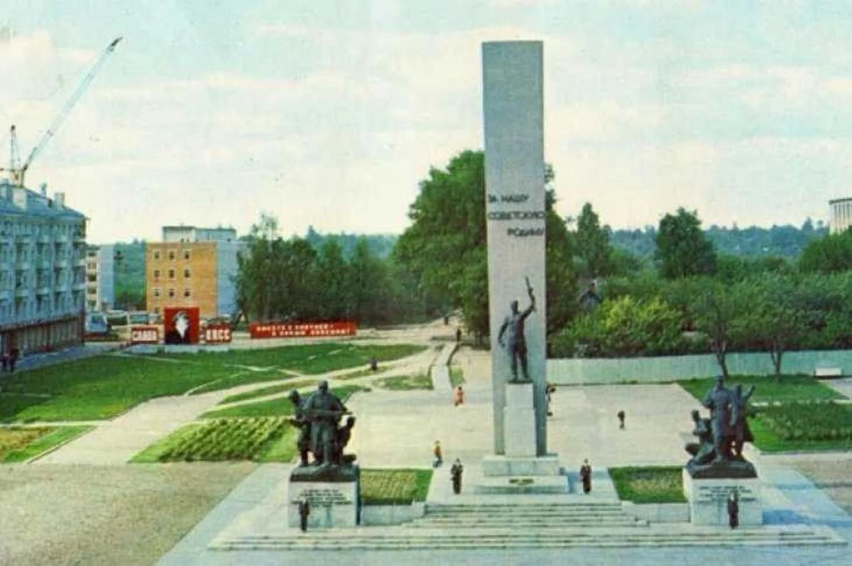 60 лет со дня открытия памятника воинам и партизанам – освободителям Брянска 60 лет со дня открытия памятника воинам и партизанам – освободителям Брянска