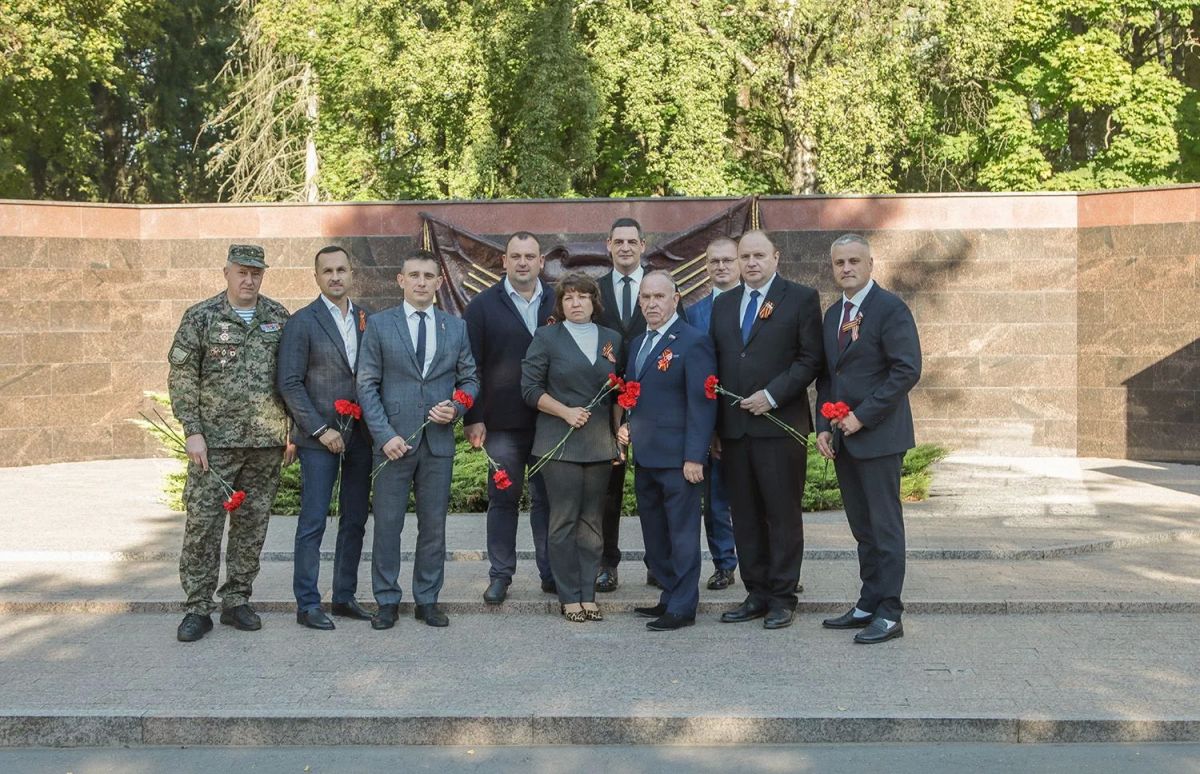 Руководители администрации города Брянска принесли цветы на могилы Героев