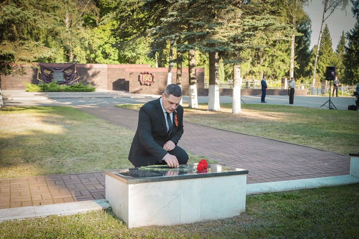 Руководители администрации города Брянска принесли цветы на могилы Героев Руководители администрации города Брянска принесли цветы на могилы Героев