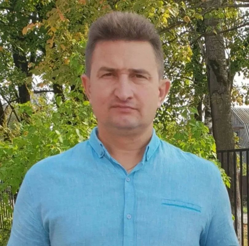 Вместе с врио командующего войсками Московского военного округа, генерал-лейтенантом Игорем Серицким передали «Золотую Звезду» и Грамоту Героя России семье подполковника Андрея Кулакова Вместе с врио командующего войсками Московского военного округа, генерал-лейтенантом Игорем Серицким передали «Золотую Звезду» и Грамоту Героя России семье подполковника Андрея Кулакова