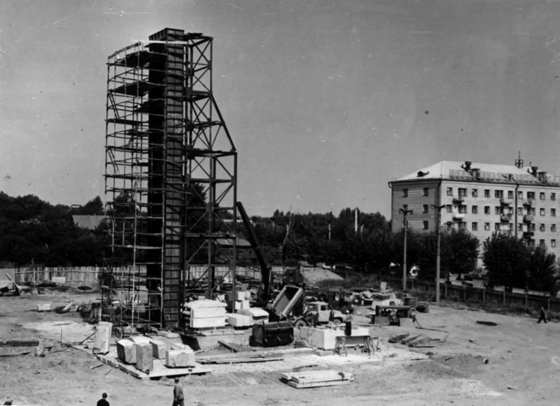 60 лет со дня открытия памятника воинам и партизанам – освободителям Брянска 60 лет со дня открытия памятника воинам и партизанам – освободителям Брянска