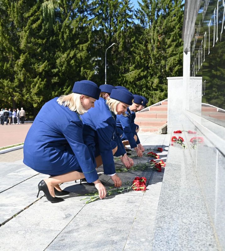 Сегодня, в день освобождения Брянщины от немецко-фашистских захватчиков, отмечает свой 50-летний юбилей один из самых узнаваемых символов нашего города — мемориальный комплекс «Курган Бессмертия» Сегодня, в день освобождения Брянщины от немецко-фашистских захватчиков, отмечает свой 50-летний юбилей один из самых узнаваемых символов нашего города — мемориальный комплекс «Курган Бессмертия»