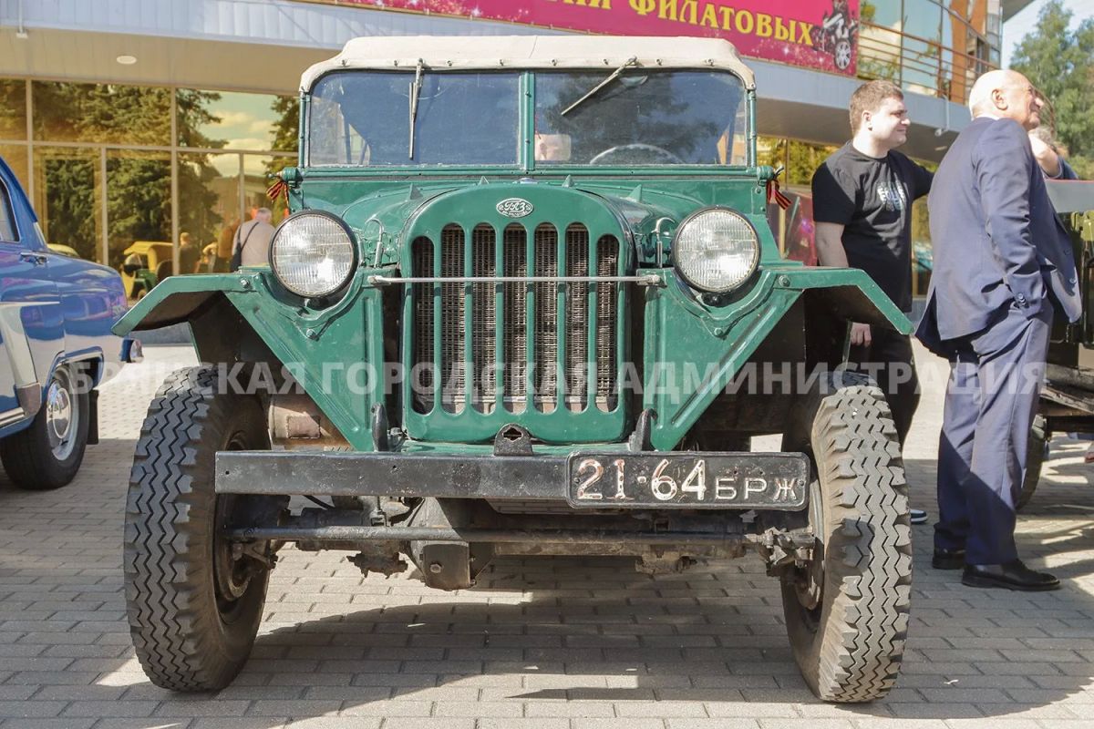 На площади Революции проходит выставка ретроавтомобилей На площади Революции проходит выставка ретроавтомобилей