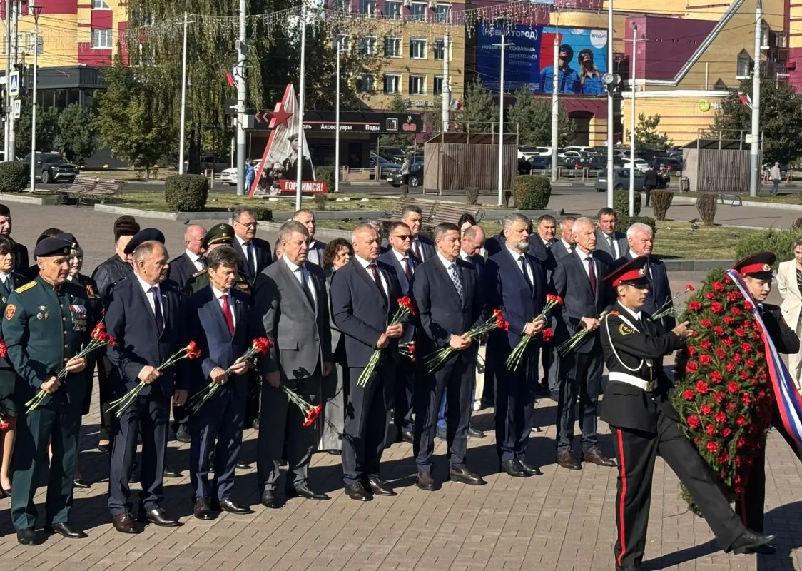 Брянские депутаты приняли участие в памятных мероприятиях Брянские депутаты приняли участие в памятных мероприятиях