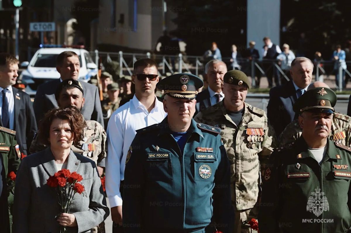 Начальник ГУ МЧС России по Брянской области почтил память героев-освободителей в День освобождения Брянщины от немецко-фашистских захватчиков Начальник ГУ МЧС России по Брянской области почтил память героев-освободителей в День освобождения Брянщины от немецко-фашистских захватчиков