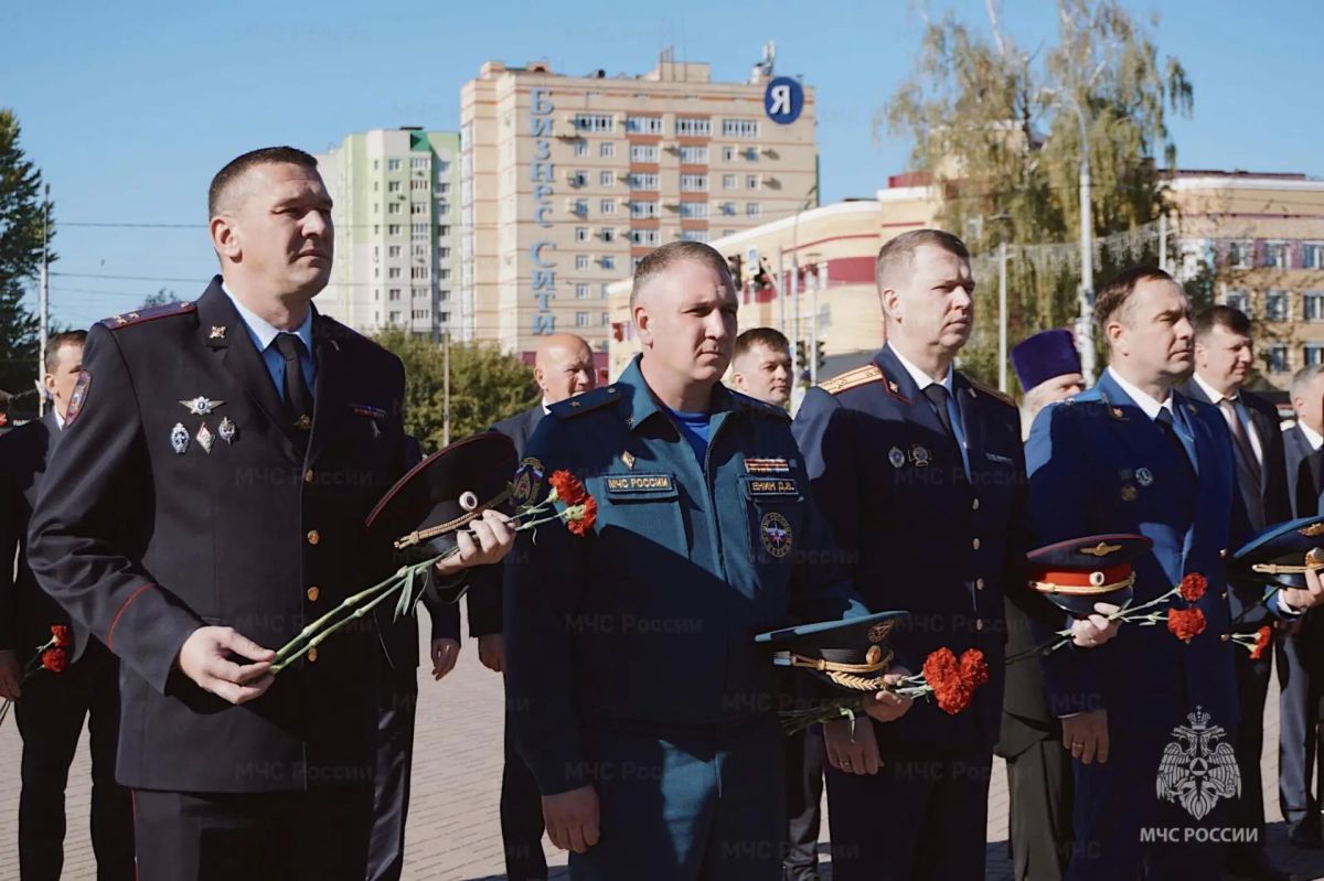 Начальник ГУ МЧС России по Брянской области почтил память героев-освободителей в День освобождения Брянщины от немецко-фашистских захватчиков Начальник ГУ МЧС России по Брянской области почтил память героев-освободителей в День освобождения Брянщины от немецко-фашистских захватчиков
