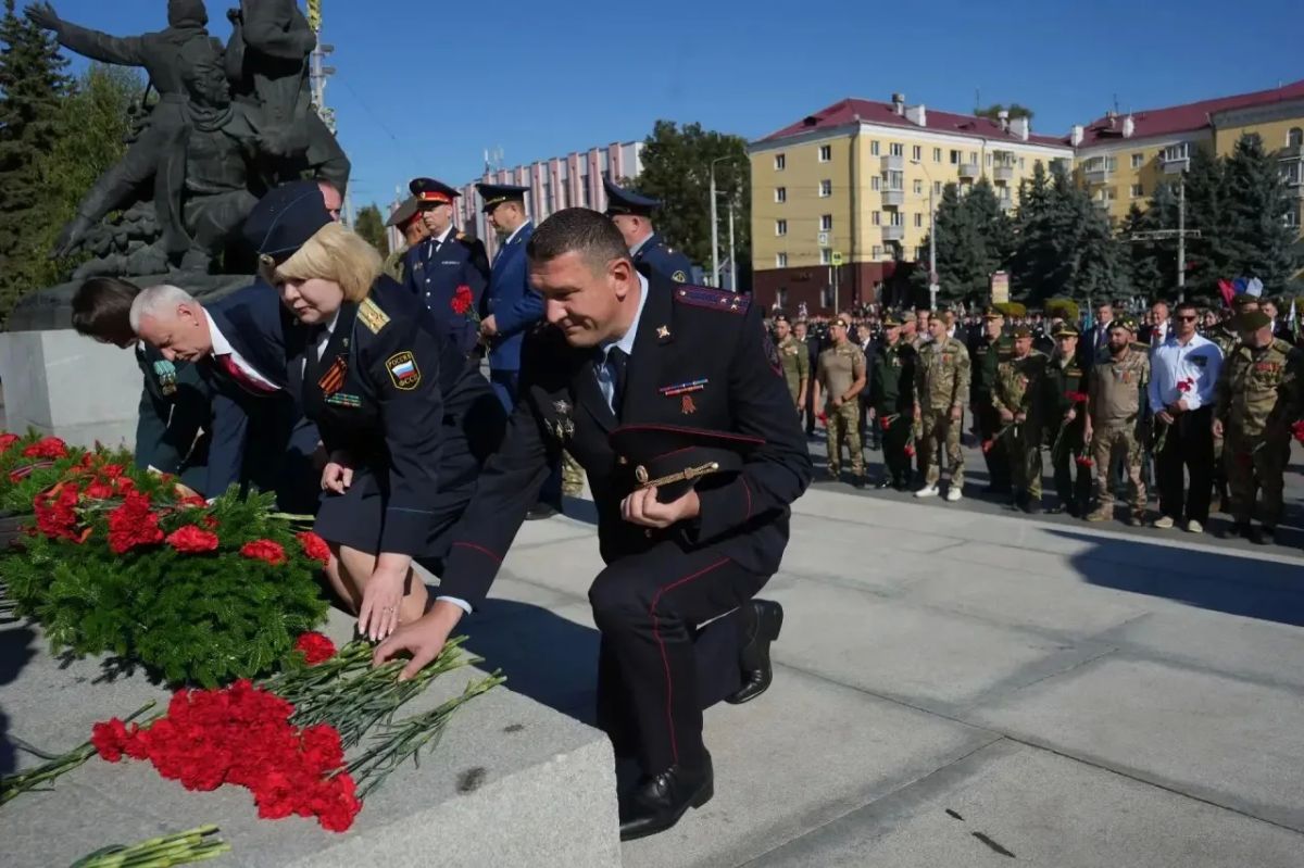 Брянские полицейские почтили память героев-освободителей Брянские полицейские почтили память героев-освободителей