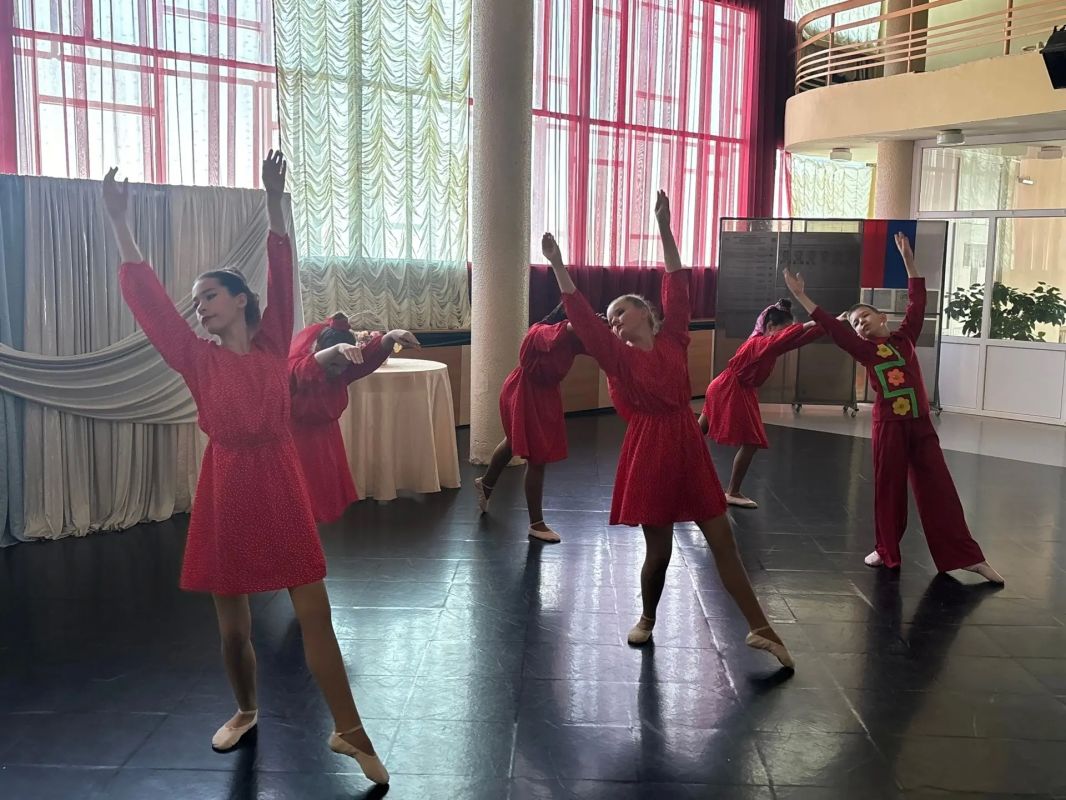«Наш край любимый». В Городском Дворце культуры им.Д.Н.Медведева прошёл тематический утренник для учащихся 4 классов МБОУ «СОШ №53», посвящённый Дню города «Наш край любимый». В Городском Дворце культуры им.Д.Н.Медведева прошёл тематический утренник для учащихся 4 классов МБОУ «СОШ №53», посвящённый Дню города