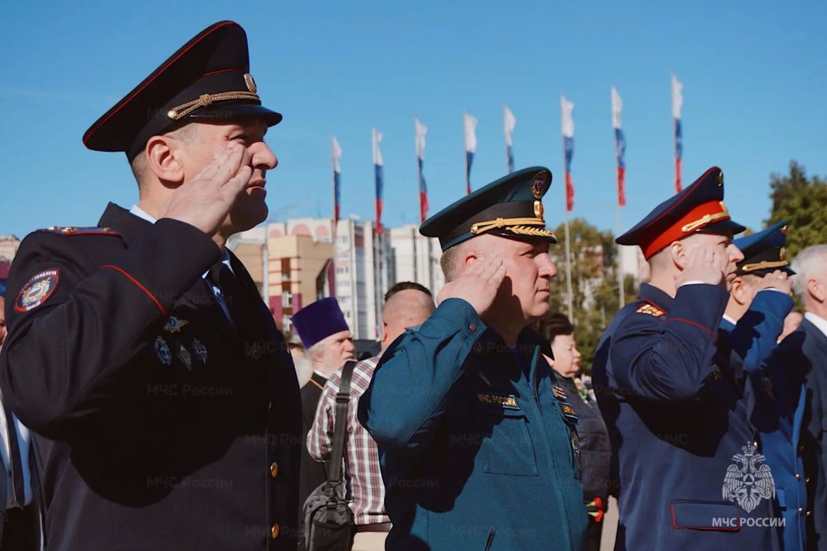 Начальник ГУ МЧС России по Брянской области почтил память героев-освободителей в День освобождения Брянщины от немецко-фашистских захватчиков