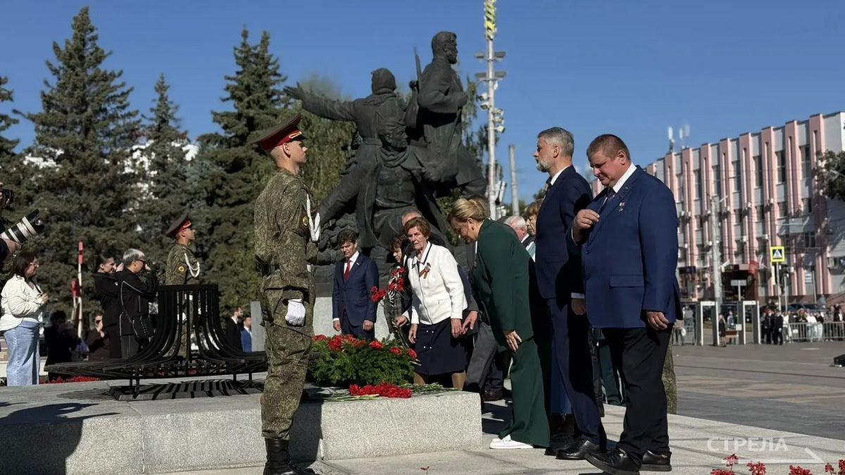Сегодня на площади Партизан в Советском районе города Брянска прошли торжественные мероприятия, посвященные Дню освобождения региона от немецко-фашистских захватчиков Сегодня на площади Партизан в Советском районе города Брянска прошли торжественные мероприятия, посвященные Дню освобождения региона от немецко-фашистских захватчиков