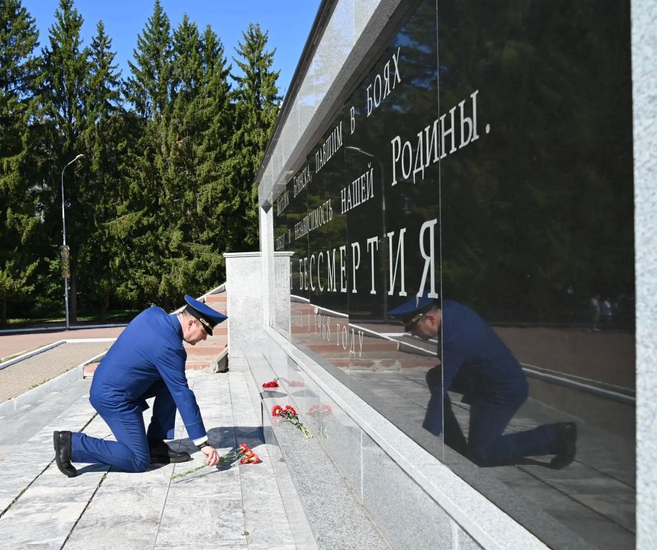 Сегодня, в день освобождения Брянщины от немецко-фашистских захватчиков, отмечает свой 50-летний юбилей один из самых узнаваемых символов нашего города — мемориальный комплекс «Курган Бессмертия» Сегодня, в день освобождения Брянщины от немецко-фашистских захватчиков, отмечает свой 50-летний юбилей один из самых узнаваемых символов нашего города — мемориальный комплекс «Курган Бессмертия»