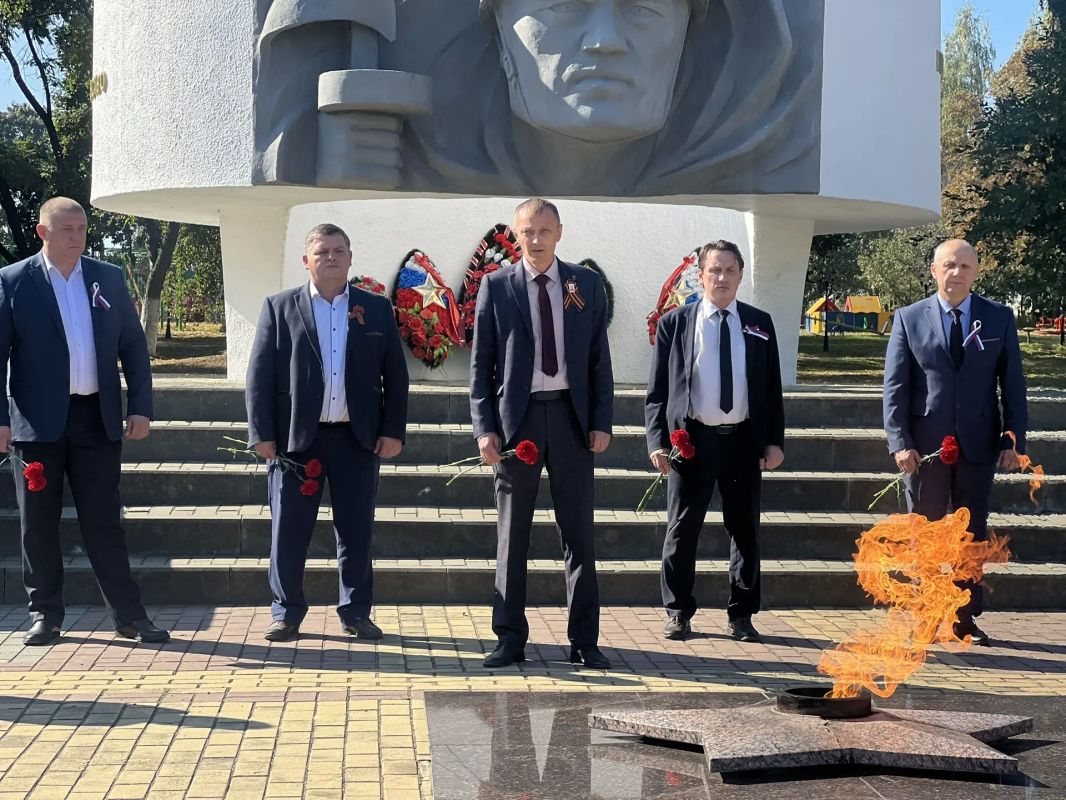Александр Исаев: Сегодня с жителями посёлка , руководителями предприятий и организаций возложили цветы к памятнику погибшим Климовчанам в 83-ю годовщину Освобождения Брянской области от немецко-фашистских захватчиков