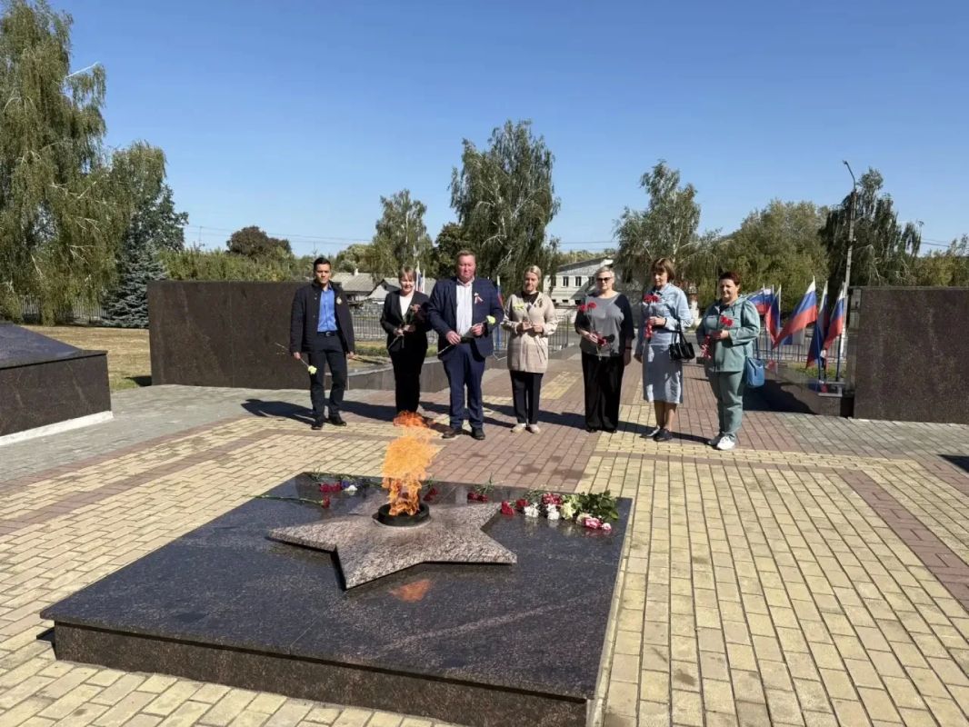 Александр Исаев: Сегодня с жителями посёлка , руководителями предприятий и организаций возложили цветы к памятнику погибшим Климовчанам в 83-ю годовщину Освобождения Брянской области от немецко-фашистских захватчиков Александр Исаев: Сегодня с жителями посёлка , руководителями предприятий и организаций возложили цветы к памятнику погибшим Климовчанам в 83-ю годовщину Освобождения Брянской области от немецко-фашистских захватчиков