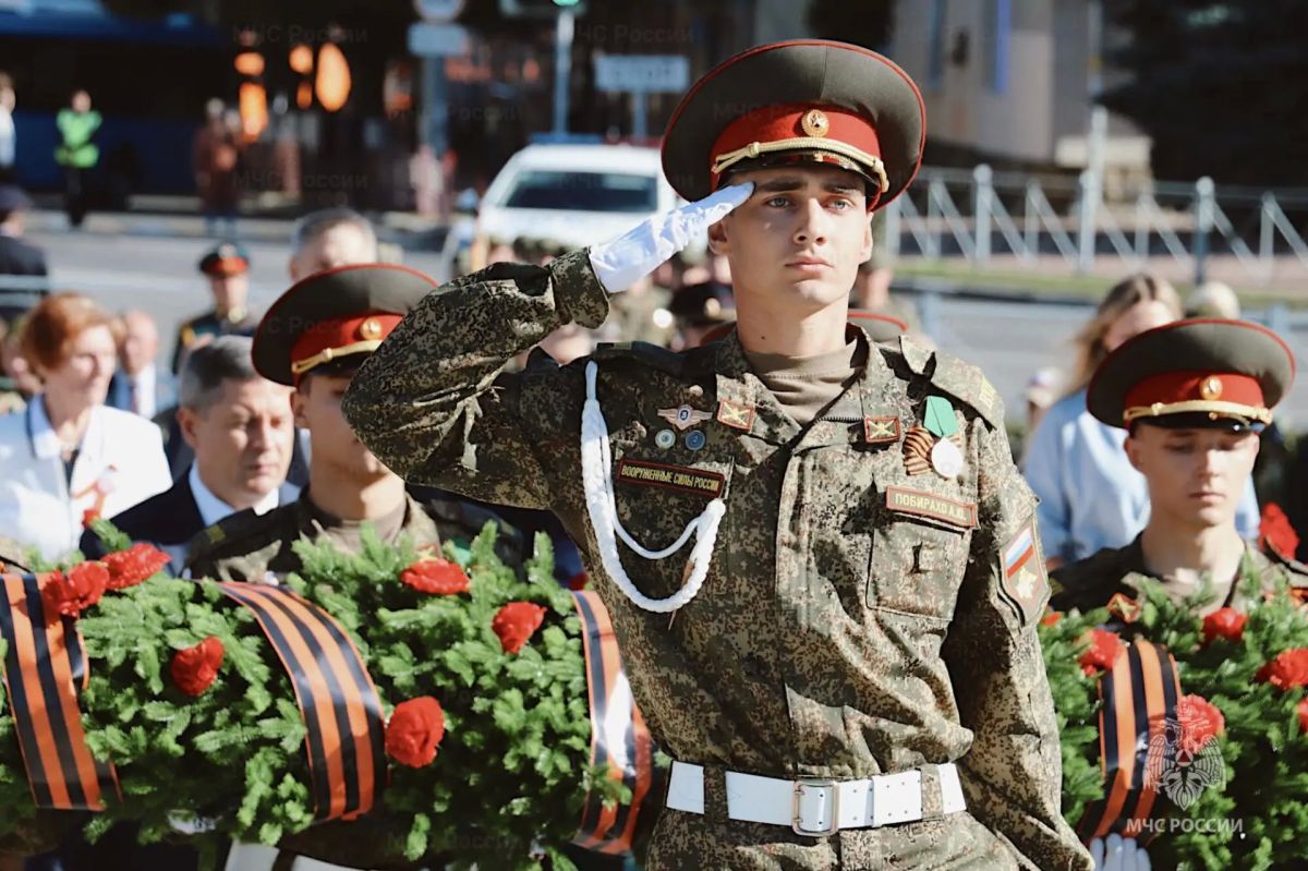 Начальник ГУ МЧС России по Брянской области почтил память героев-освободителей в День освобождения Брянщины от немецко-фашистских захватчиков Начальник ГУ МЧС России по Брянской области почтил память героев-освободителей в День освобождения Брянщины от немецко-фашистских захватчиков