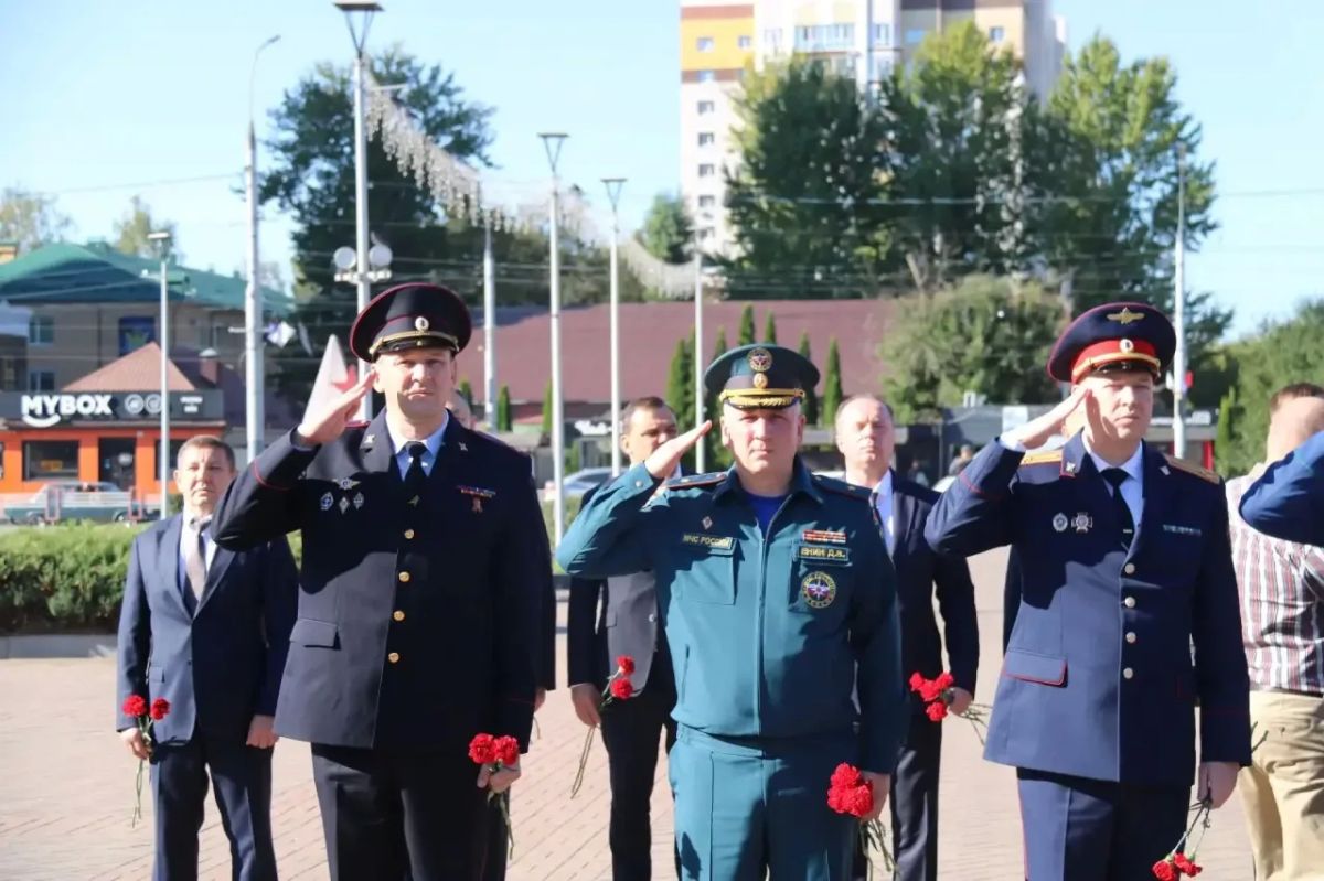 Брянские полицейские почтили память героев-освободителей Брянские полицейские почтили память героев-освободителей