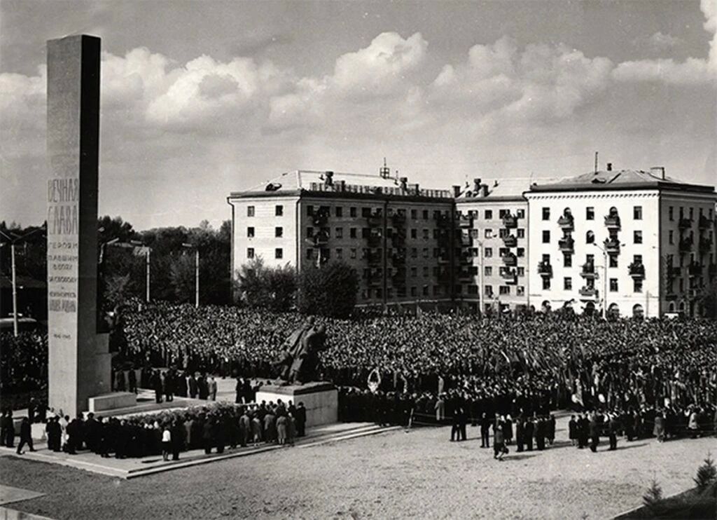 60 лет со дня открытия памятника воинам и партизанам – освободителям Брянска 60 лет со дня открытия памятника воинам и партизанам – освободителям Брянска