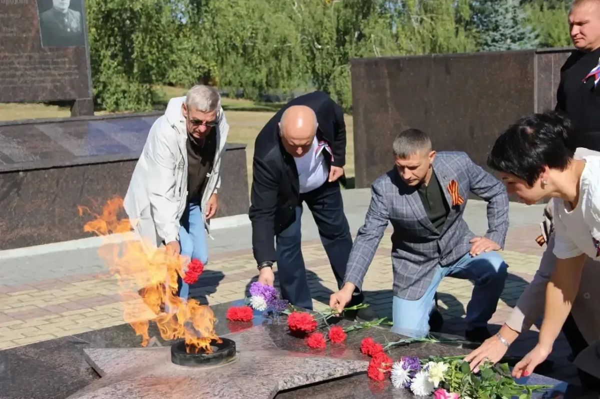 Александр Исаев: Сегодня с жителями посёлка , руководителями предприятий и организаций возложили цветы к памятнику погибшим Климовчанам в 83-ю годовщину Освобождения Брянской области от немецко-фашистских захватчиков Александр Исаев: Сегодня с жителями посёлка , руководителями предприятий и организаций возложили цветы к памятнику погибшим Климовчанам в 83-ю годовщину Освобождения Брянской области от немецко-фашистских захватчиков
