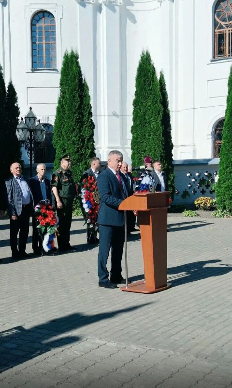 Митинг, посвящённый 83-й годовщине освобождения Брянской области от немецко-фашистских захватчиков прошёл у Вечного огня Митинг, посвящённый 83-й годовщине освобождения Брянской области от немецко-фашистских захватчиков прошёл у Вечного огня