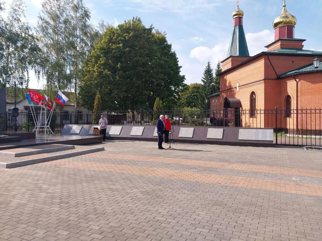 17 сентября 2026 года в Красной Горе у мемориала Мужества в сквере Славы прошёл митинг в честь 83-й годовщины освобождения Брянской области от немецко-фашистских захватчиков 17 сентября 2026 года в Красной Горе у мемориала Мужества в сквере Славы прошёл митинг в честь 83-й годовщины освобождения Брянской области от немецко-фашистских захватчиков