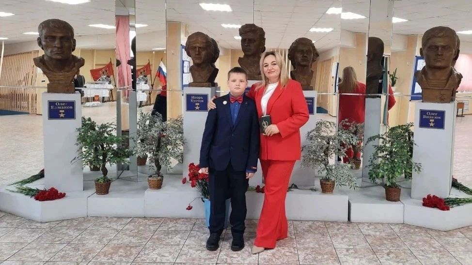 Депутат областной Думы, председатель регионального общественного совета федерального проекта «Женское движение», председатель областного штаба «Комитет семей воинов Отечества» Марина Седнева пришла на избирательный участок...