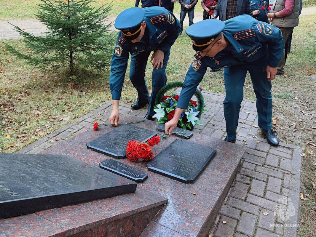Подвиг, который остаётся с нами: в Брянске почтили память пожарных-партизан Подвиг, который остаётся с нами: в Брянске почтили память пожарных-партизан