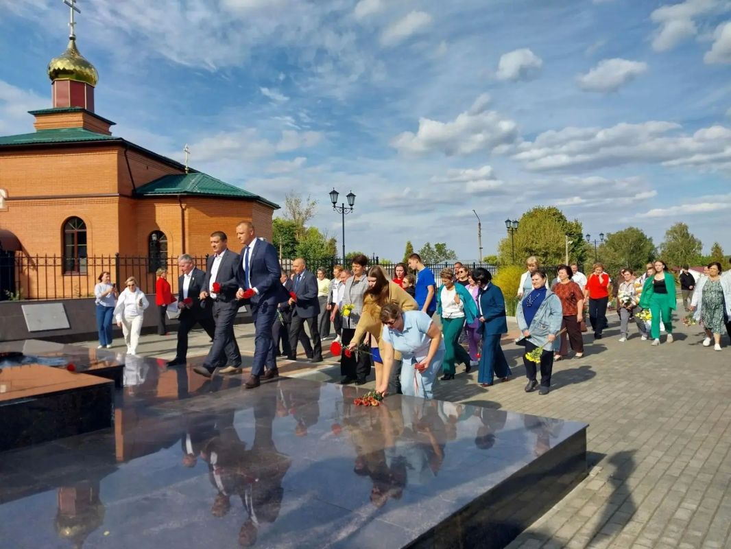 17 сентября 2026 года в Красной Горе у мемориала Мужества в сквере Славы прошёл митинг в честь 83-й годовщины освобождения Брянской области от немецко-фашистских захватчиков 17 сентября 2026 года в Красной Горе у мемориала Мужества в сквере Славы прошёл митинг в честь 83-й годовщины освобождения Брянской области от немецко-фашистских захватчиков
