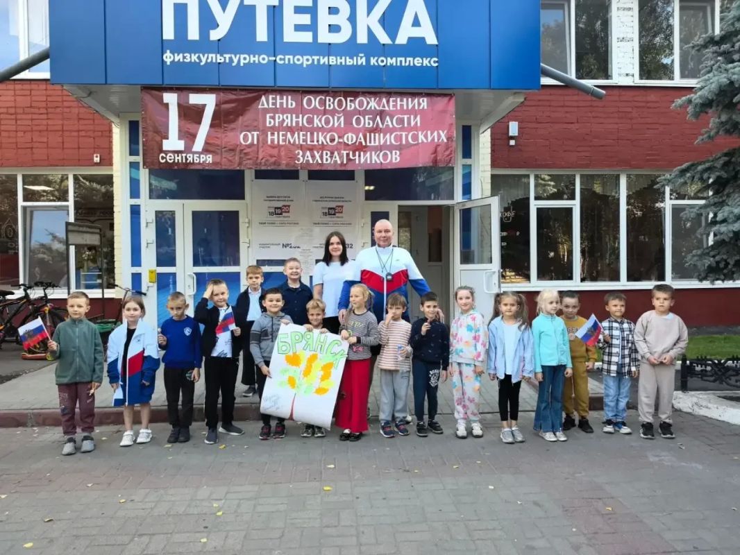 В спортивном комплексе «Путёвка» день города прошёл с особым смыслом: коллектив вместе с детьми почтили этот важный день