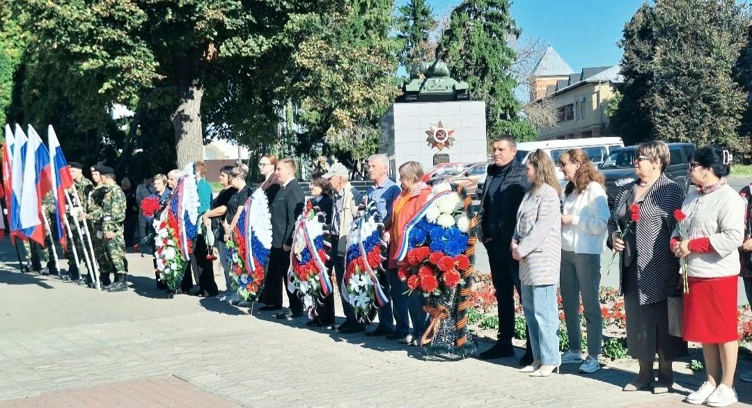 Митинг, посвящённый 83-й годовщине освобождения Брянской области от немецко-фашистских захватчиков прошёл у Вечного огня Митинг, посвящённый 83-й годовщине освобождения Брянской области от немецко-фашистских захватчиков прошёл у Вечного огня