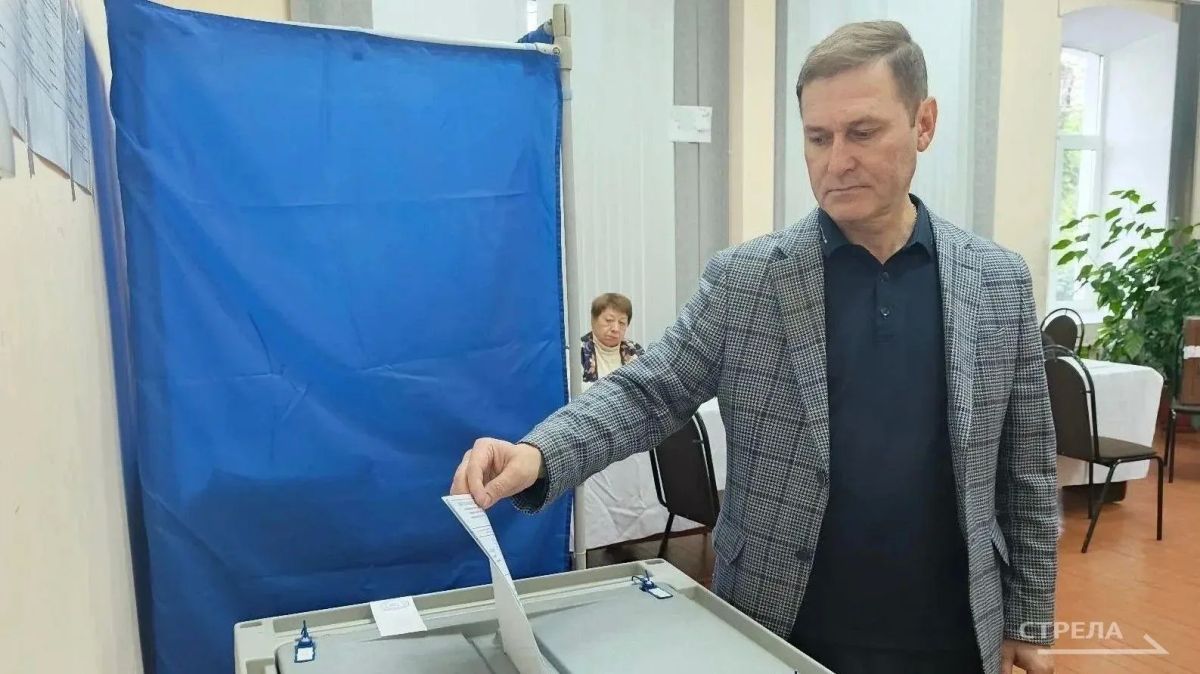 Председатель комиссии по демографии, вопросам семьи, детей, защите традиционных семейных ценностей Общественной палаты Брянской области, ветеран боевых действий Олег Михайлин пришел на избирательный участок вместе со своим... Председатель комиссии по демографии, вопросам семьи, детей, защите традиционных семейных ценностей Общественной палаты Брянской области, ветеран боевых действий Олег Михайлин пришел на избирательный участок вместе со своим...