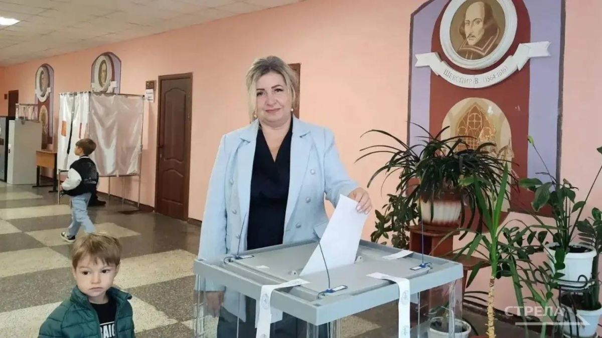 Детский омбудсмен Брянской области Инна Мухина пришла на избирательный участок вместе с супругом, дочерью и внуками