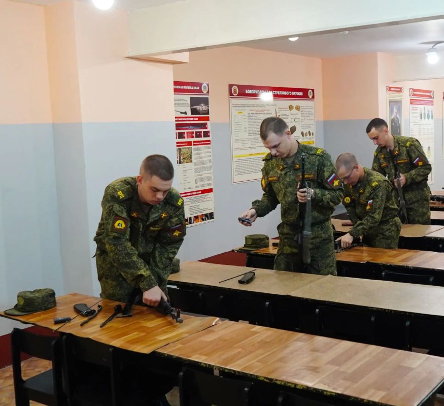 Егор Ковальчук: Тактическая, огневая, военно-медицинская подготовка, современное вооружение и многое другое — знания и навыки в этих областях получают курсанты единственного в регионе военного учебного центра на базе... Егор Ковальчук: Тактическая, огневая, военно-медицинская подготовка, современное вооружение и многое другое — знания и навыки в этих областях получают курсанты единственного в регионе военного учебного центра на базе...