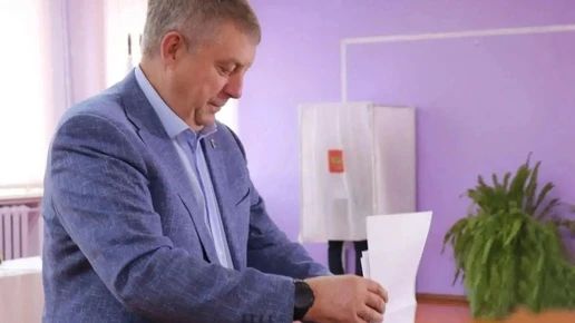 Экс-губернатор Брянской области с сыновьями исполнил гражданский долг на участке в Меленске