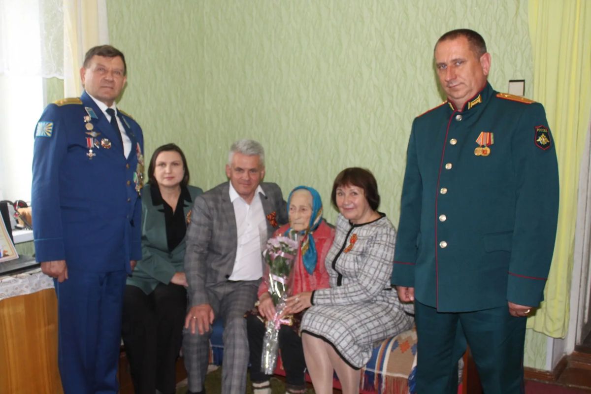 22 сентября, в день освобождения района от немецко-фашистских захватчиков поздравления принимали Почетные граждане Мглинского района, ветераны Великой Отечественной войны Комкова Александра Яковлевна и Матвиевский Алексей... 22 сентября, в день освобождения района от немецко-фашистских захватчиков поздравления принимали Почетные граждане Мглинского района, ветераны Великой Отечественной войны Комкова Александра Яковлевна и Матвиевский Алексей...