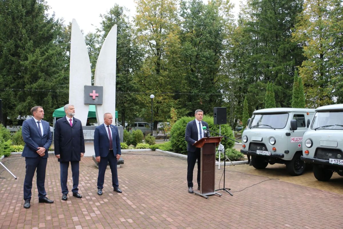Сегодня заместитель председателя Брянской областной Думы Николай Якушенко и депутат Светлана Хандожко приняли участие в торжественной церемонии вручения учреждениям здравоохранения Брянской области 11 автомашин для оказания... Сегодня заместитель председателя Брянской областной Думы Николай Якушенко и депутат Светлана Хандожко приняли участие в торжественной церемонии вручения учреждениям здравоохранения Брянской области 11 автомашин для оказания...