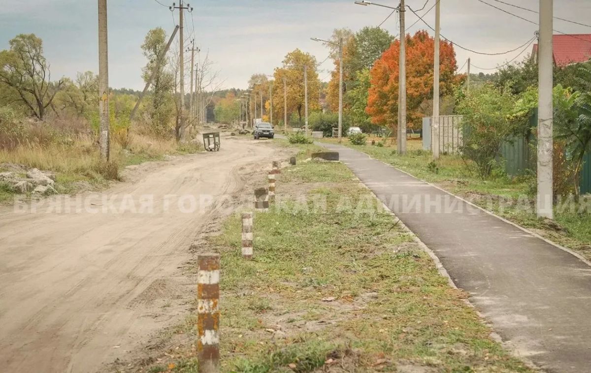В посёлке РадицаКрыловка (Бежицкий район Брянска) продолжается капитальный ремонт улицы Лесной