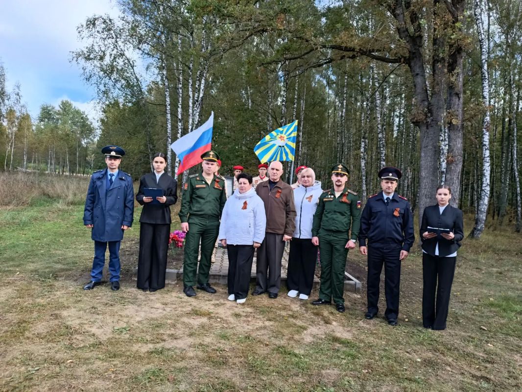 Сегодня открыли памятную стеллу летчику, героически погибшему, защищая Родину в небе над д. Сурецкий Муравей во время специальной военной операции, Полякову Глебу Викторовичу Сегодня открыли памятную стеллу летчику, героически погибшему, защищая Родину в небе над д. Сурецкий Муравей во время специальной военной операции, Полякову Глебу Викторовичу