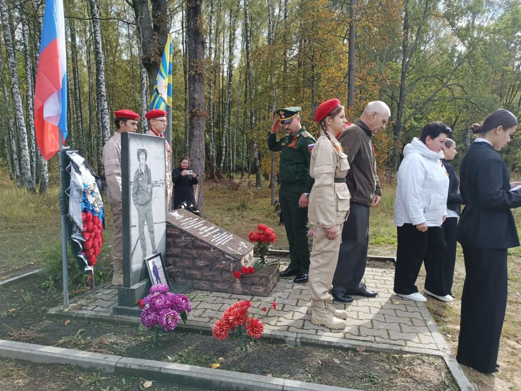 Сегодня открыли памятную стеллу летчику, героически погибшему, защищая Родину в небе над д. Сурецкий Муравей во время специальной военной операции, Полякову Глебу Викторовичу Сегодня открыли памятную стеллу летчику, героически погибшему, защищая Родину в небе над д. Сурецкий Муравей во время специальной военной операции, Полякову Глебу Викторовичу