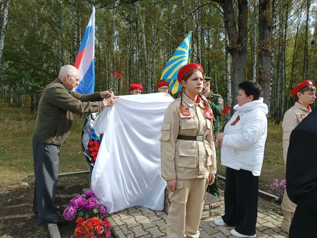 Сегодня открыли памятную стеллу летчику, героически погибшему, защищая Родину в небе над д. Сурецкий Муравей во время специальной военной операции, Полякову Глебу Викторовичу Сегодня открыли памятную стеллу летчику, героически погибшему, защищая Родину в небе над д. Сурецкий Муравей во время специальной военной операции, Полякову Глебу Викторовичу
