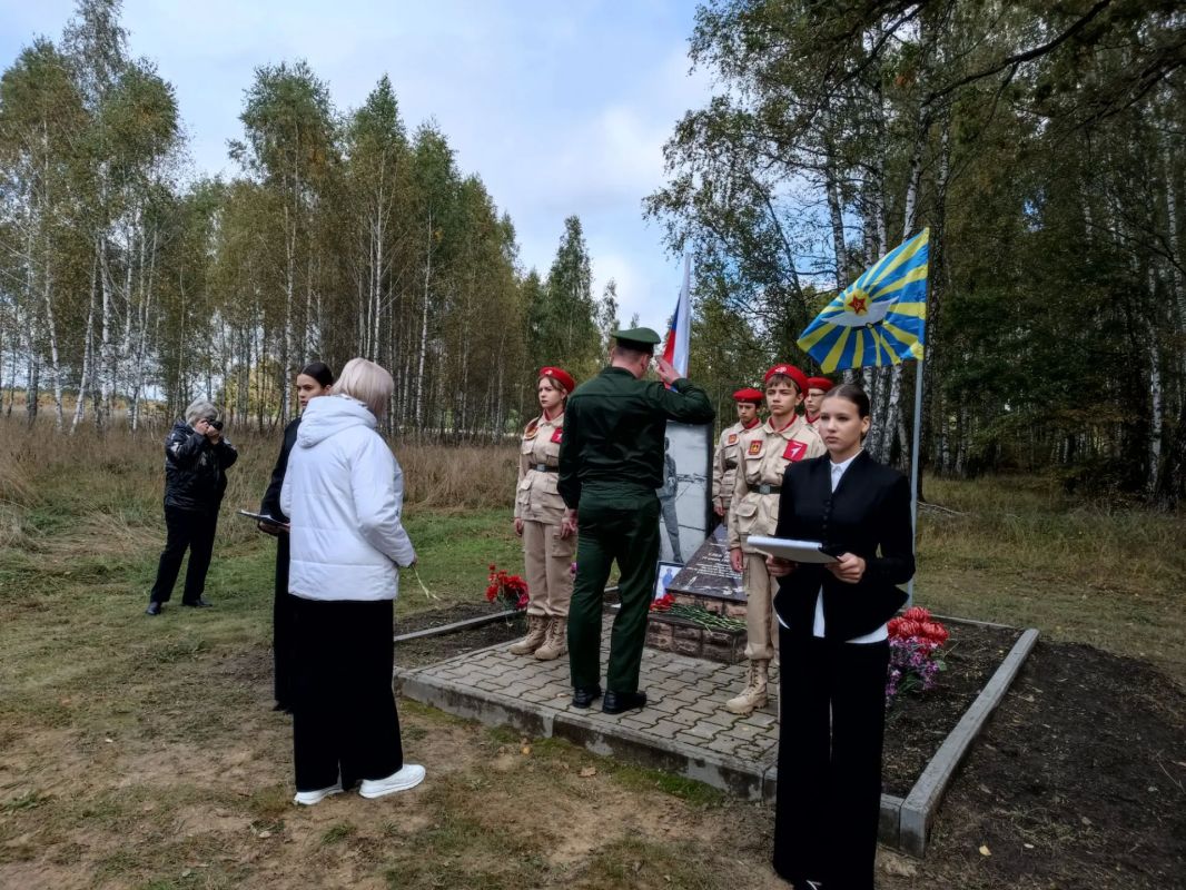 Сегодня открыли памятную стеллу летчику, героически погибшему, защищая Родину в небе над д. Сурецкий Муравей во время специальной военной операции, Полякову Глебу Викторовичу Сегодня открыли памятную стеллу летчику, героически погибшему, защищая Родину в небе над д. Сурецкий Муравей во время специальной военной операции, Полякову Глебу Викторовичу