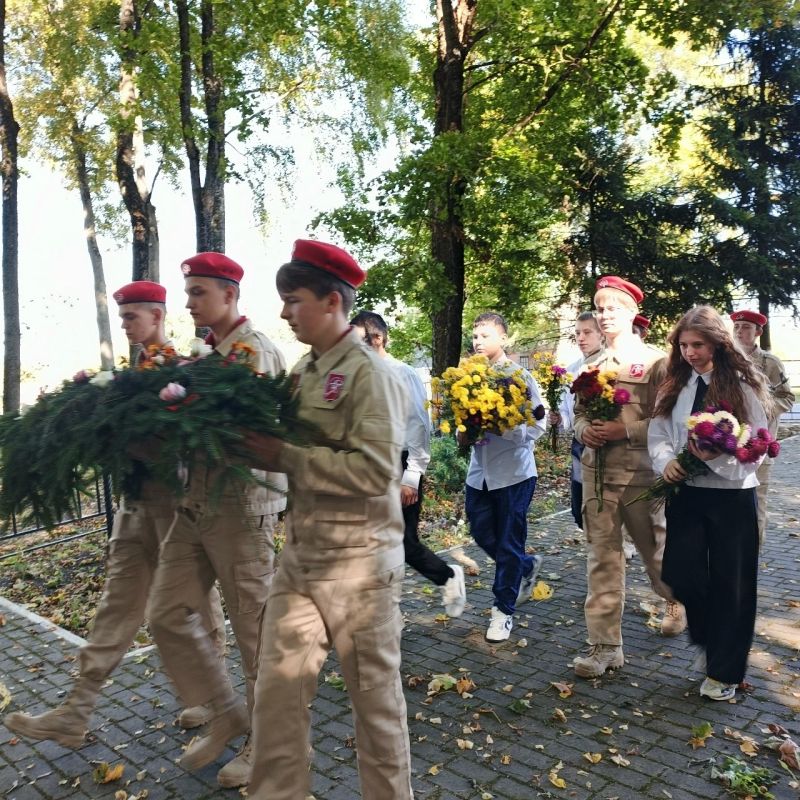 В день освобождения Клинцовского района от немецко-фашистских захватчиков в школах нашего района прошли торжественные линейки В день освобождения Клинцовского района от немецко-фашистских захватчиков в школах нашего района прошли торжественные линейки