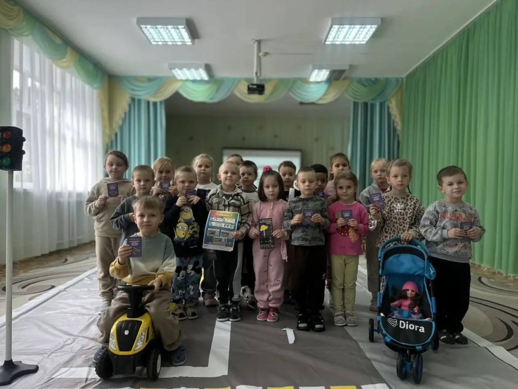 Детям — безопасные дороги: в Стародубе дошкольникам напомнили о правилах дорожного движения Детям — безопасные дороги: в Стародубе дошкольникам напомнили о правилах дорожного движения