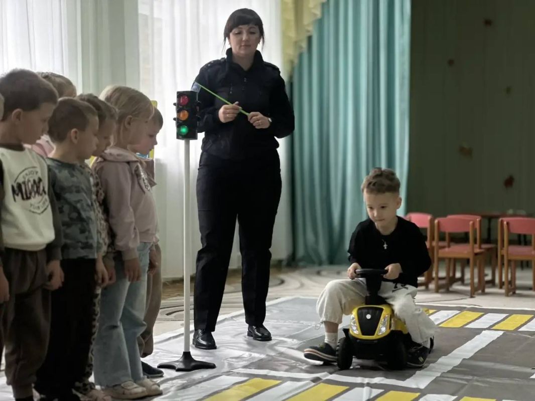 Детям — безопасные дороги: в Стародубе дошкольникам напомнили о правилах дорожного движения Детям — безопасные дороги: в Стародубе дошкольникам напомнили о правилах дорожного движения