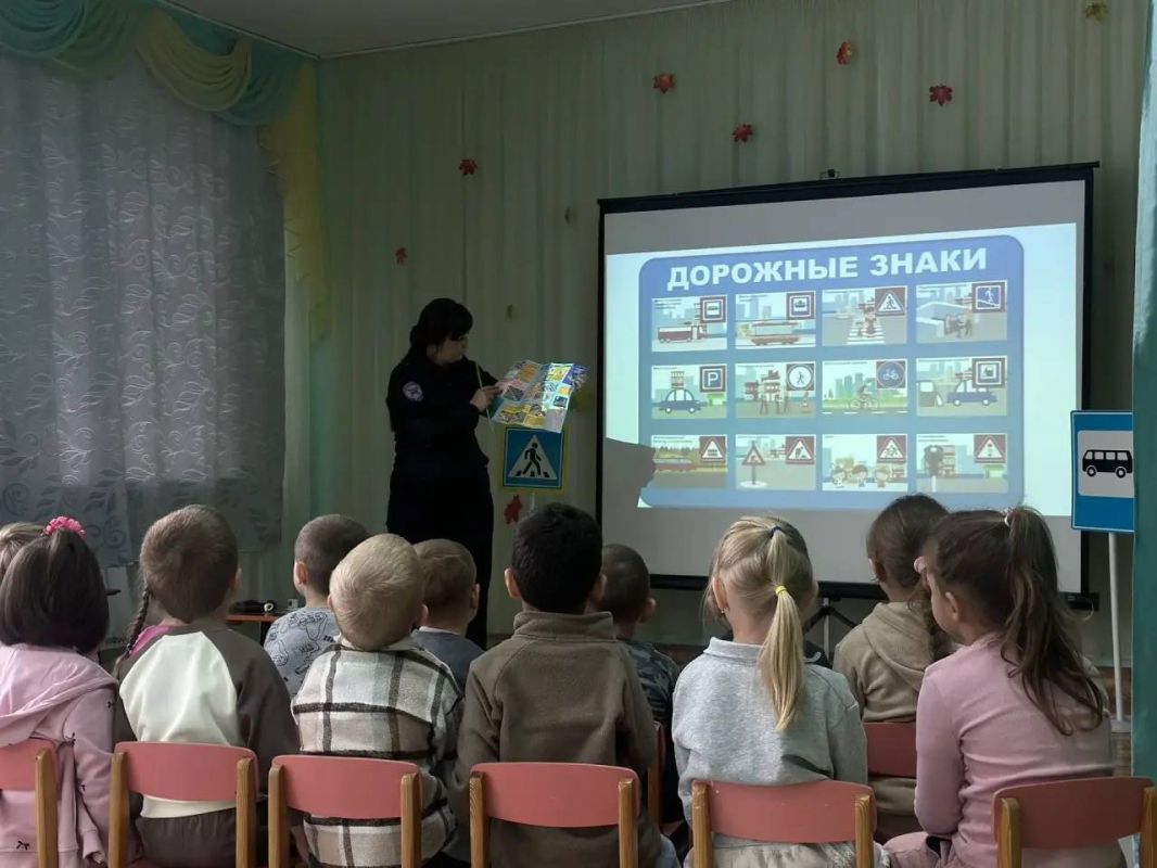 Детям — безопасные дороги: в Стародубе дошкольникам напомнили о правилах дорожного движения Детям — безопасные дороги: в Стародубе дошкольникам напомнили о правилах дорожного движения